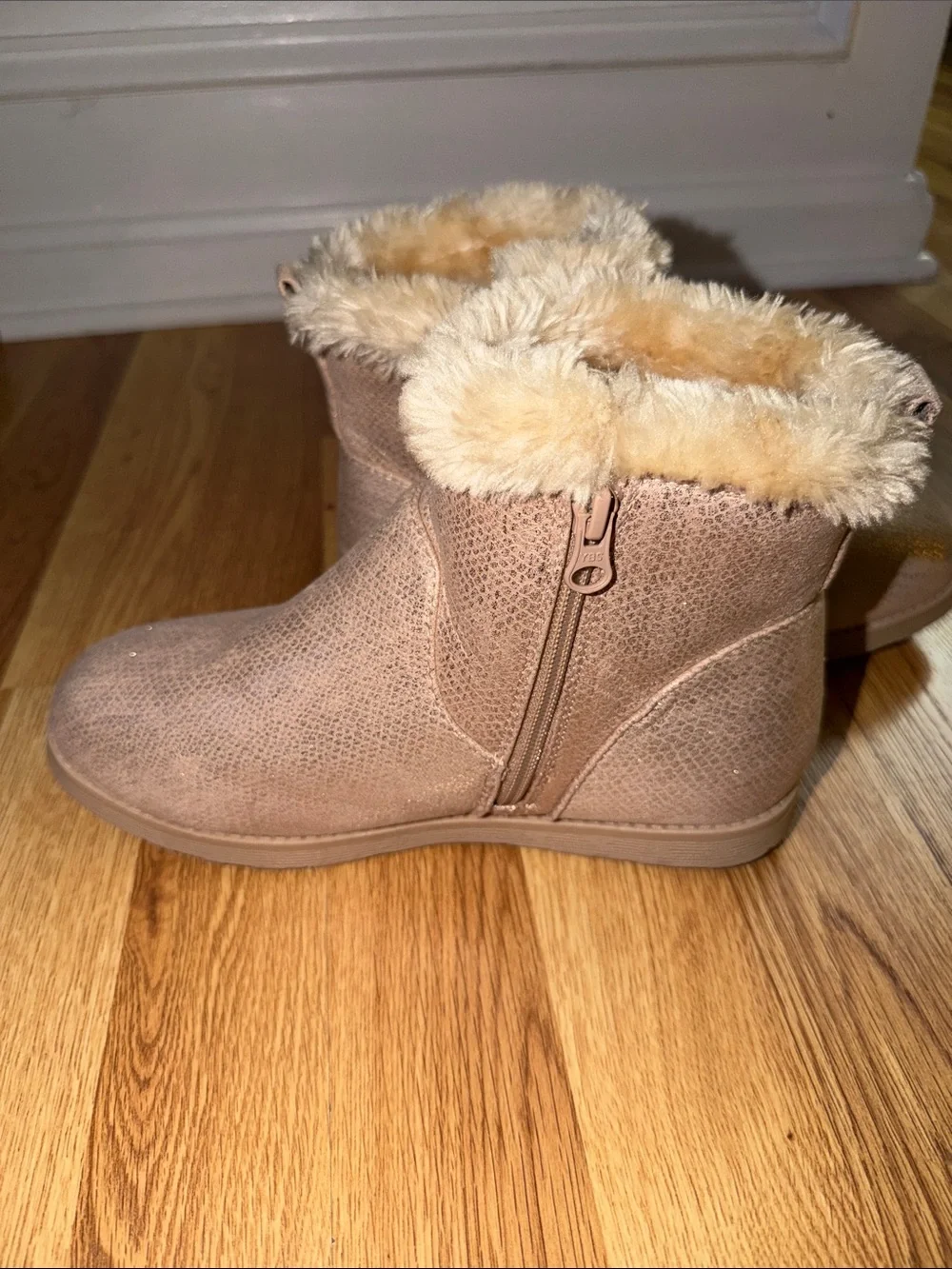 Cat & Jack Shimmery Cream Faux Fur Lined Kids Boots size 5
